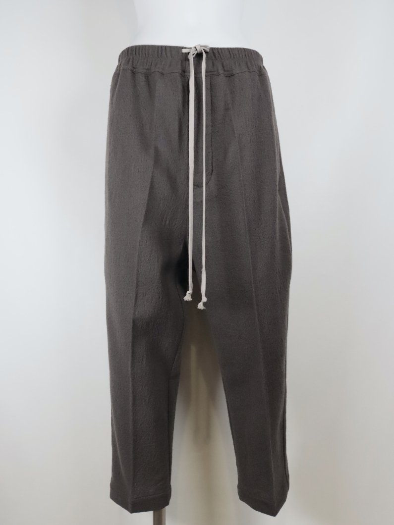 <img class='new_mark_img1' src='https://img.shop-pro.jp/img/new/icons14.gif' style='border:none;display:inline;margin:0px;padding:0px;width:auto;' />DRAWSTRING ASTAIRES CROPPED PANTS