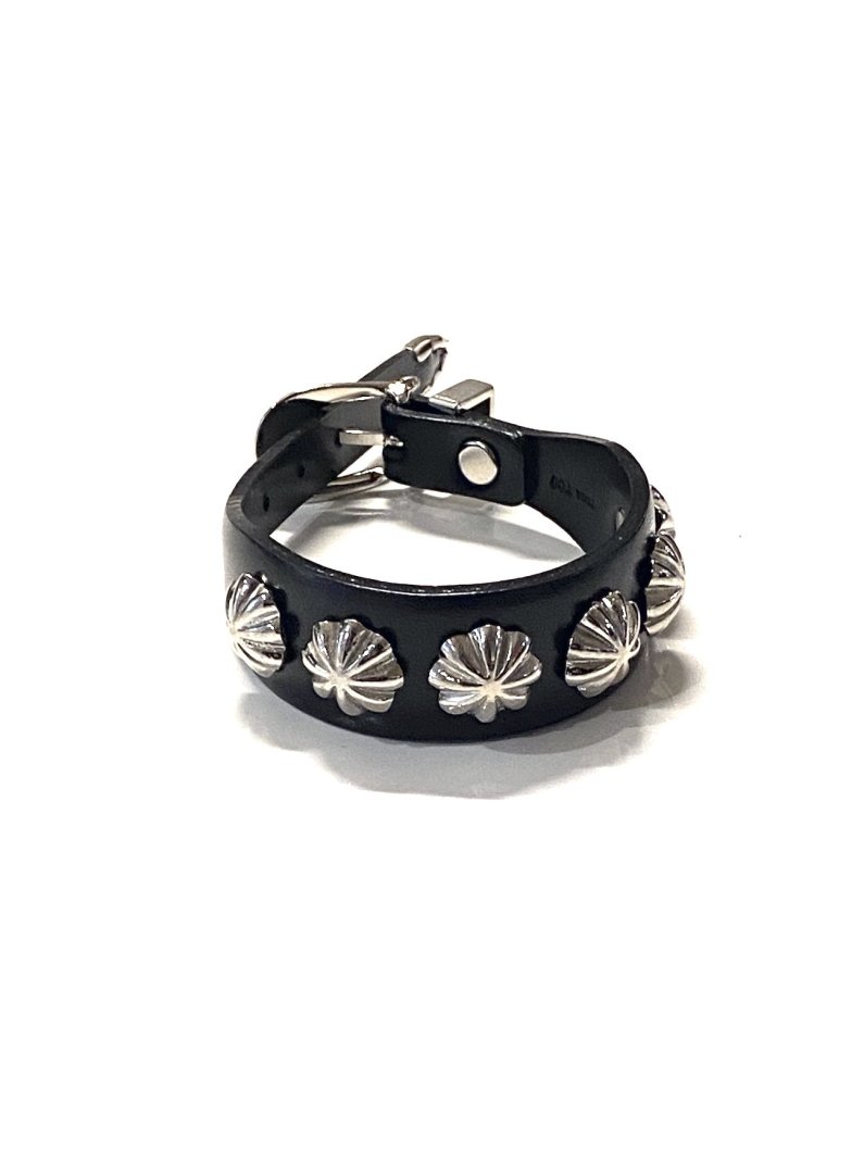 <img class='new_mark_img1' src='https://img.shop-pro.jp/img/new/icons14.gif' style='border:none;display:inline;margin:0px;padding:0px;width:auto;' />CONCHO LEATHER BANGLE