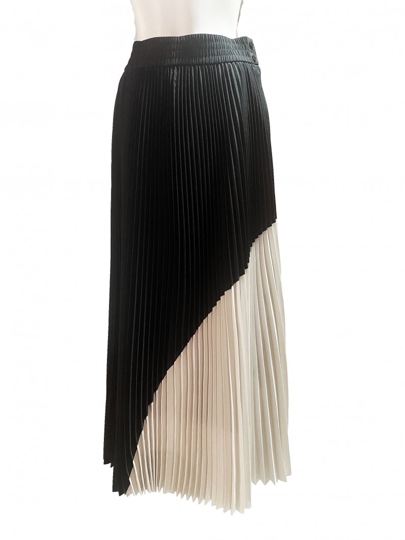 <img class='new_mark_img1' src='https://img.shop-pro.jp/img/new/icons47.gif' style='border:none;display:inline;margin:0px;padding:0px;width:auto;' />TAFFETA PLEATED PANELED SKIRT