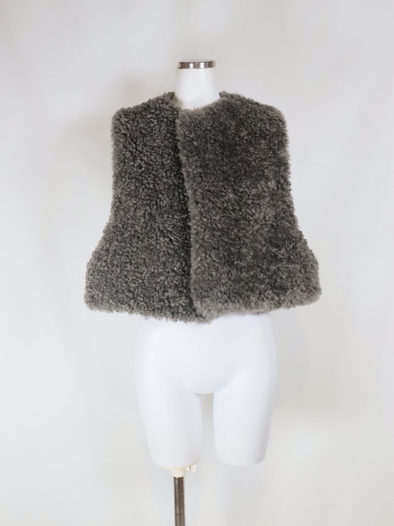 <img class='new_mark_img1' src='https://img.shop-pro.jp/img/new/icons47.gif' style='border:none;display:inline;margin:0px;padding:0px;width:auto;' />FAUX SHEARLING CROPPED VEST