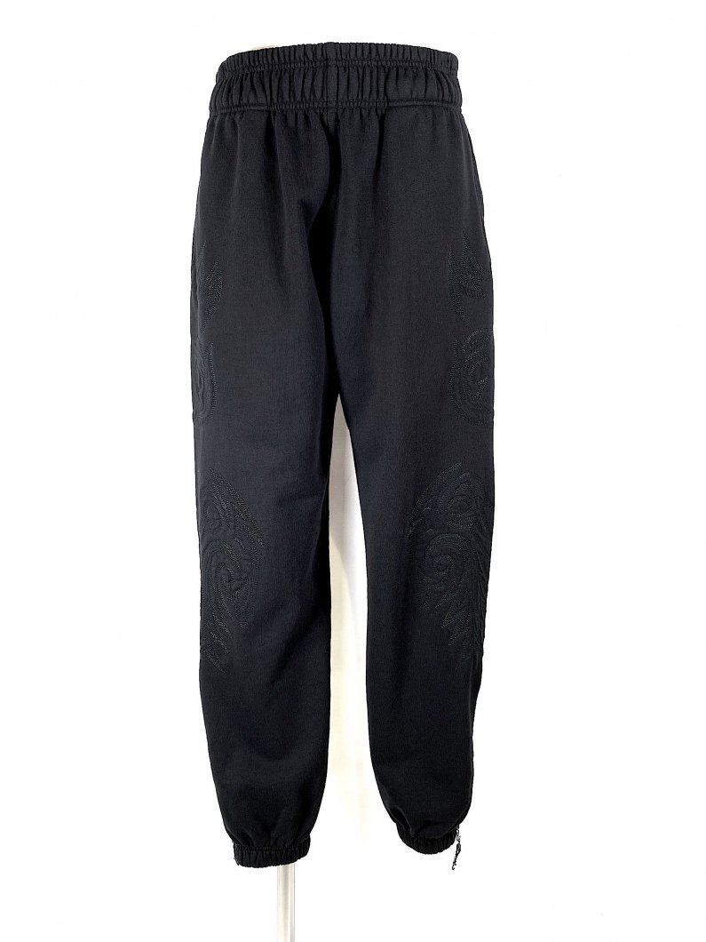 <img class='new_mark_img1' src='https://img.shop-pro.jp/img/new/icons14.gif' style='border:none;display:inline;margin:0px;padding:0px;width:auto;' />EMBROIDERY SWEAT PANTS