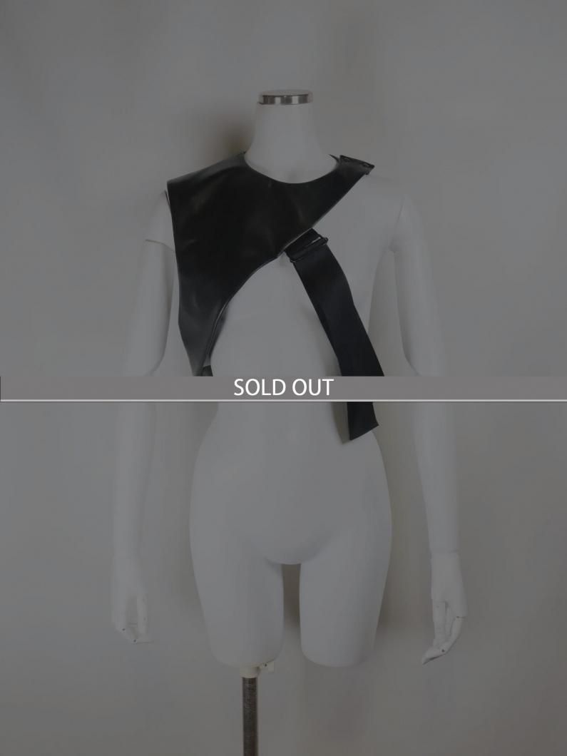 <img class='new_mark_img1' src='https://img.shop-pro.jp/img/new/icons47.gif' style='border:none;display:inline;margin:0px;padding:0px;width:auto;' />FAUX LEATHER ASYMMETRIC TOP