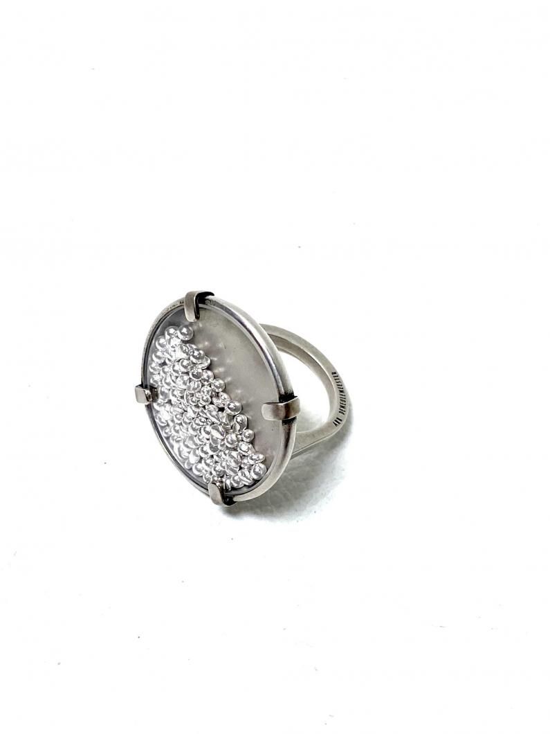 <img class='new_mark_img1' src='https://img.shop-pro.jp/img/new/icons14.gif' style='border:none;display:inline;margin:0px;padding:0px;width:auto;' />MENA MEDAILLON RING FILLED WITH LITTL