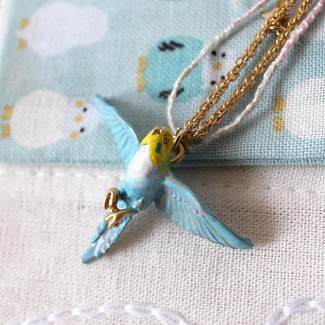 羽ばたくセキセイインコのネックレス【シャッタードスカイ】なら