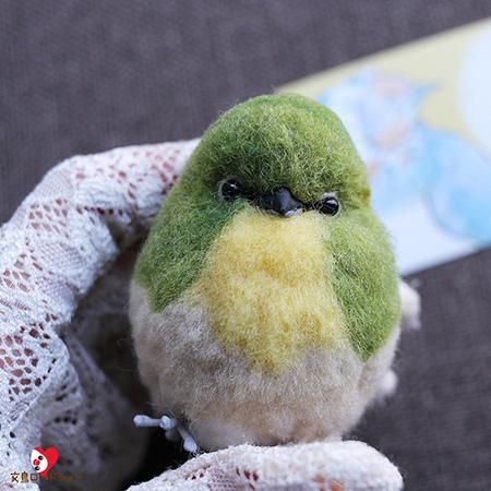 mochi mochi naoさんの羊毛フェルト・ニギコロブローチ・メジロ