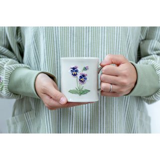 【残り僅か!】【鳥グッズと一緒に♪】「ブロッサム / マグ / パンジー」お花のレリーフ陶器マグカップ / CDF etendue / 生成りに紫色の花