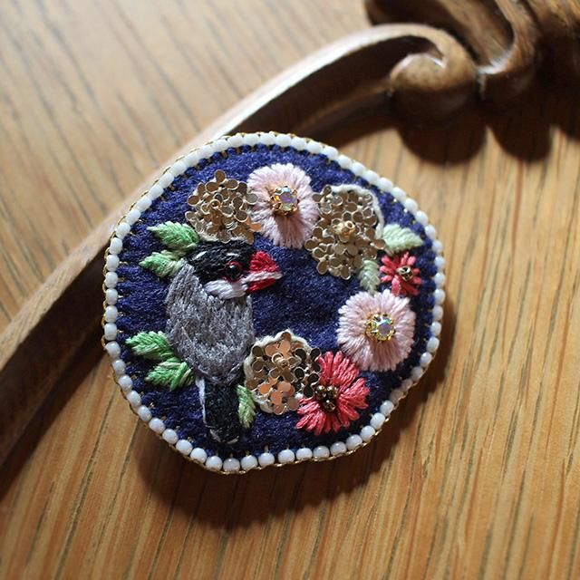 CP送料込】【1点もの】「お花と桜文鳥ブローチ / 刺繍 / ネイビー 