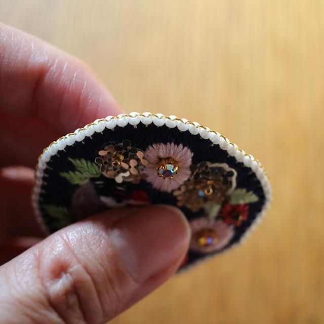 CP送料込】【1点もの】「お花と桜文鳥ブローチ / 刺繍