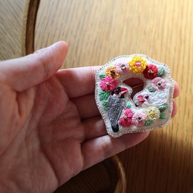 LPライト送料込】【1点もの】「リースブローチ / 白＆桜文鳥