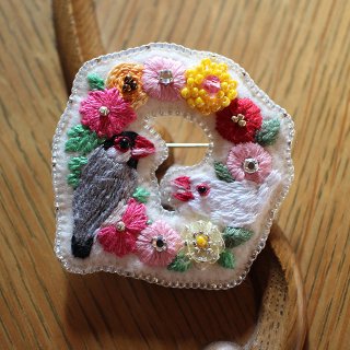 【LPライト送料込】【1点もの】「リースブローチ / 白＆桜文鳥 / お花の刺繍 / 会話 / ピンク」刺繍作家Cha Chatto / 美しいビーズ刺繍のブローチ / ハンドメイド / 手刺繍<img class='new_mark_img2' src='https://img.shop-pro.jp/img/new/icons25.gif' style='border:none;display:inline;margin:0px;padding:0px;width:auto;' />