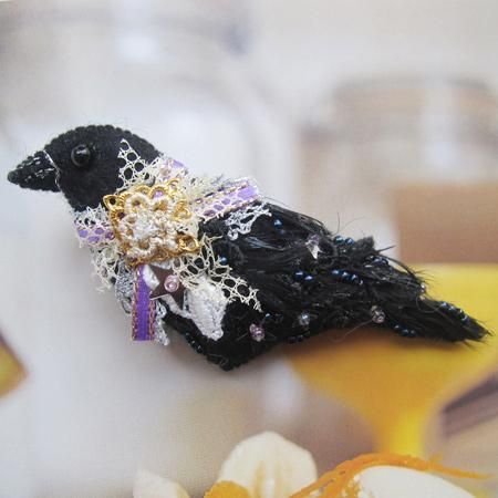 ハンドメイド】白雪小箱・ビーズリボン刺繍の鳥フェルトブローチ