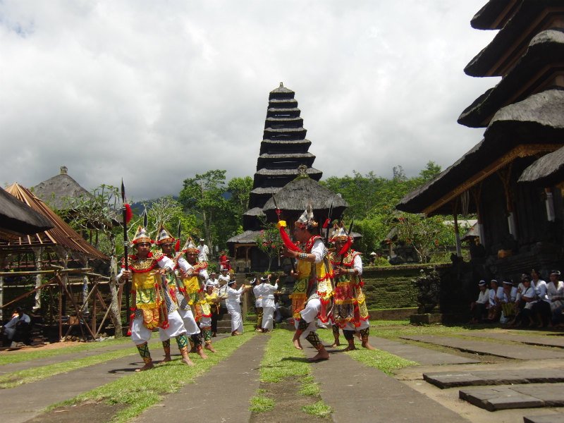 バリ島でウパチャラの時に披露された、伝統的なダンス