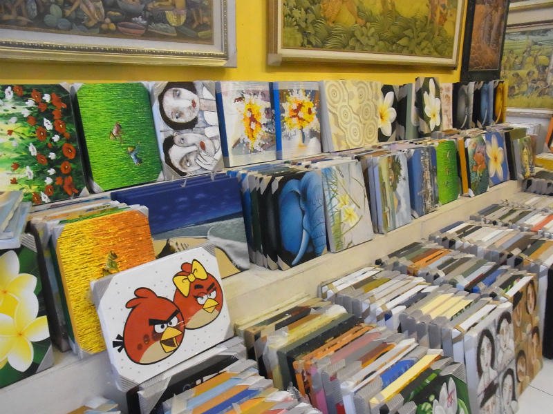 バリ島の絵画店にはこんなに多種多様な絵がります。