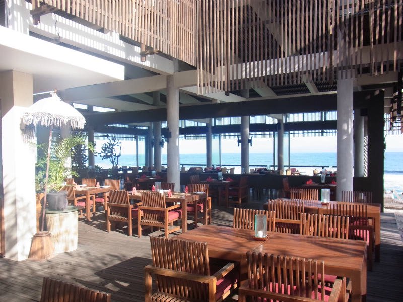 バリ島の海の開放感を満喫できるホテルのレストラン