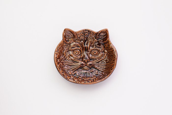 倉敷意匠/猫の陽刻豆皿 飴釉 - Tariraku