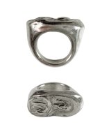 ONKALO JEWELLERY / オンカロジュエリー - OUR LADY OF THE SOLID SILVER SIGNET (SILVER)<img class='new_mark_img2' src='https://img.shop-pro.jp/img/new/icons2.gif' style='border:none;display:inline;margin:0px;padding:0px;width:auto;' />