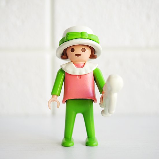 ドイツ買付品] プレイモービル 人形を持っている女の子 - 旅する雑貨店