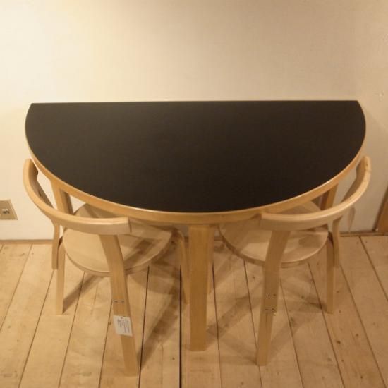 aalto half round table