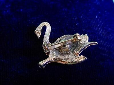 湖の白鳥ブローチ - atelier 金銀花