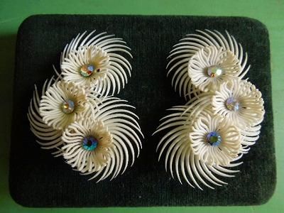 白鳥の羽のスタッカブルフラワーイヤークリップ Atelier 金銀花 白鳥の羽のスタッカブルフラワーイヤークリップ Atelier 金銀花