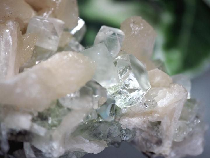 インド産　グリーンアポフィライト原石440g スティルバイト共生 グリーンアポフィライト 共生スティルバイト ポイント インド