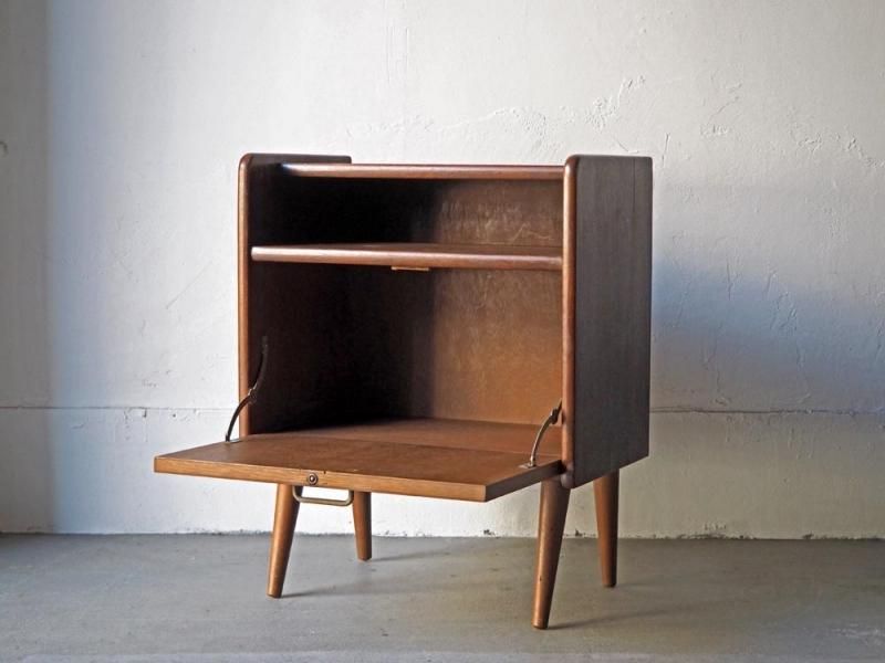 レトロ　オールドマルニ 孔雀マーク付 サイドテーブル 飾り棚 アンティーク家具 レトロ オールドマルニ 孔雀マーク付 サイドテーブル 飾り棚