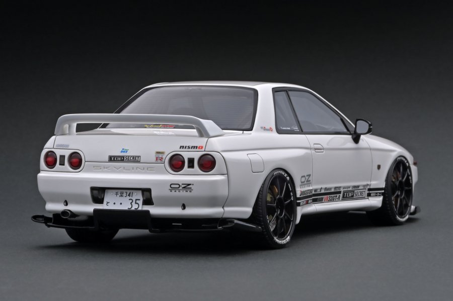 IG2103 1/18 TOP SECRET GT-R (VR32) White With Mr. Smokey Nagata