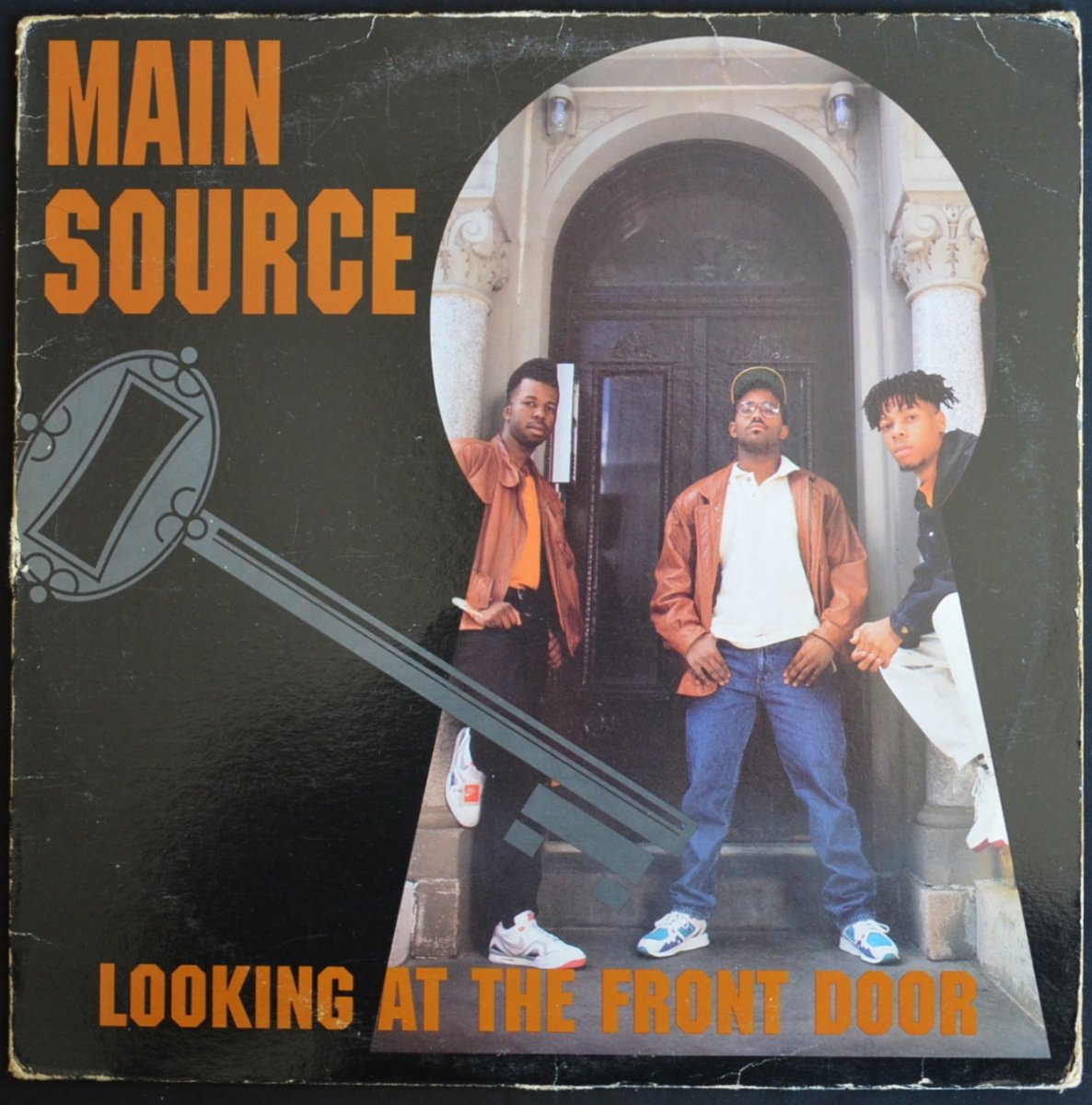 MAIN SOURCE / LOOKING AT THE FRONT DOOR (12