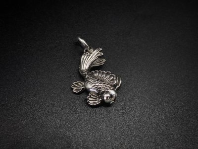 the united jewelry/gold fish pendant/silver