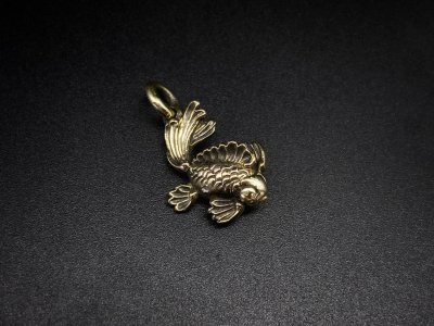 the united jewelry/gold fish pendant/brass