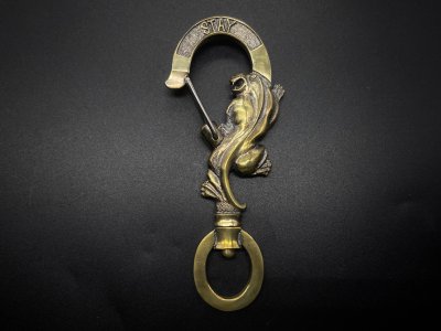silly essence/panther key holder/brass