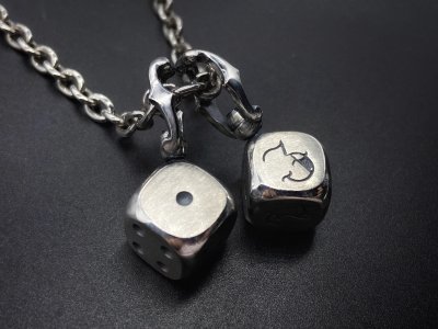 <img class='new_mark_img1' src='https://img.shop-pro.jp/img/new/icons2.gif' style='border:none;display:inline;margin:0px;padding:0px;width:auto;' />silly essence / lucky dice pendant 