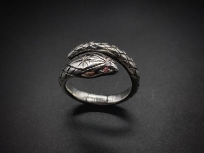 <img class='new_mark_img1' src='https://img.shop-pro.jp/img/new/icons2.gif' style='border:none;display:inline;margin:0px;padding:0px;width:auto;' /> jewelry/snake charm ring/ruby