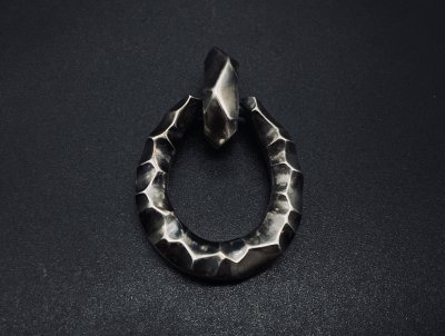 <img class='new_mark_img1' src='https://img.shop-pro.jp/img/new/icons2.gif' style='border:none;display:inline;margin:0px;padding:0px;width:auto;' />jewelry/bare rock horseshoe glass holder pendant