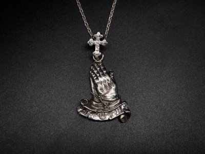 silly essence/praying hands/ribbon pendant/silver