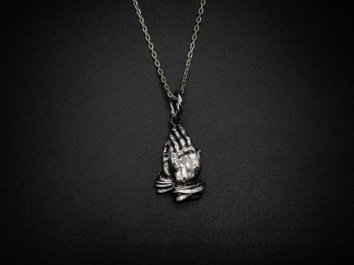 silly essence/praying hands pendant/silver