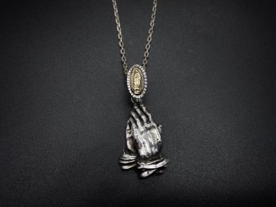 silly essence/praying hands/maria pendant/silver/brass
