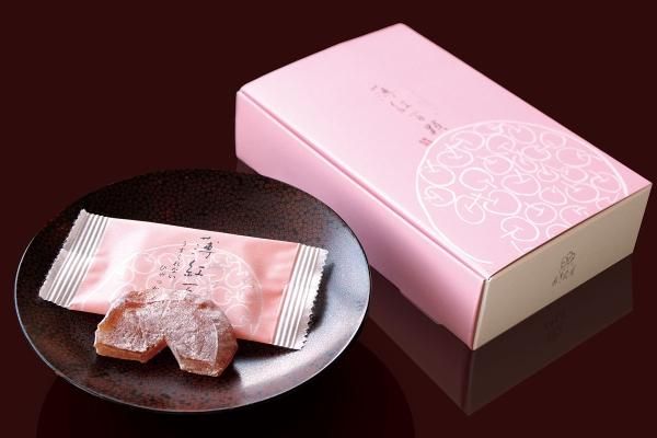 一口サイズにカットした紅玉りんごのスライスを蜜で加工して乾燥