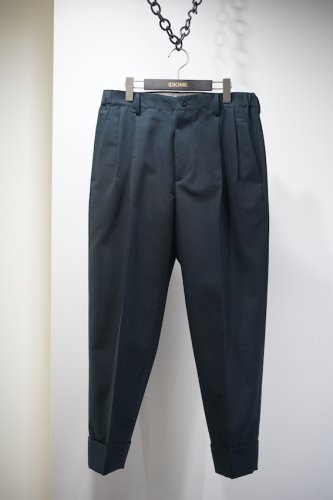 TWO TUCKS TAPERED PANTS