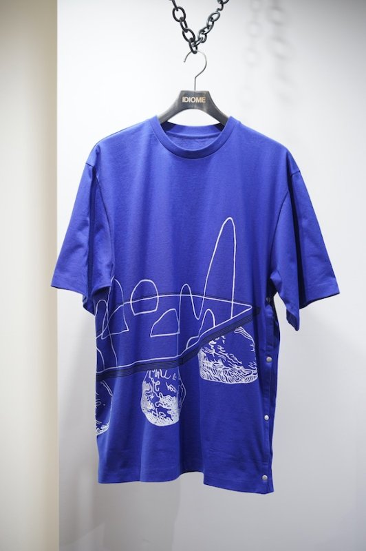 PRINTED T-SHIRT WITH SIDE SLIT c.blue - IDIOME | ONLINE SHOP 熊本のセレクトショップ