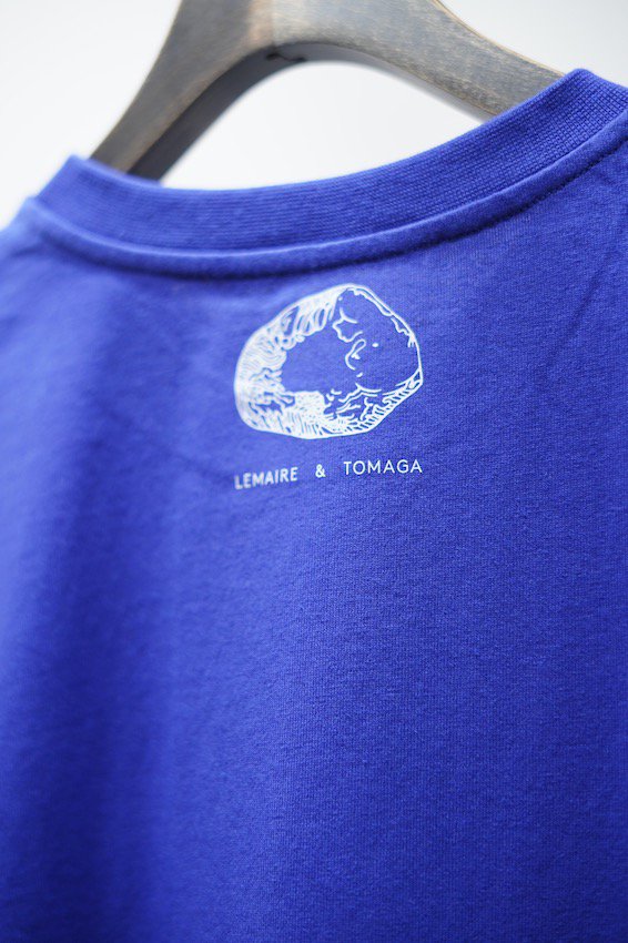 PRINTED T-SHIRT WITH SIDE SLIT c.blue - IDIOME | ONLINE SHOP 熊本のセレクトショップ