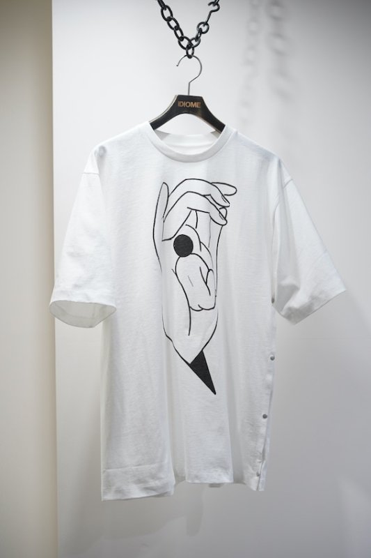 PRINTED T-SHIRT WITH SIDE SLIT wh - IDIOME | ONLINE SHOP 熊本のセレクトショップ