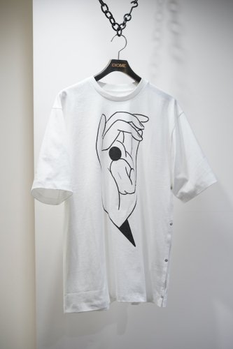 PRINTED T-SHIRT WITH SIDE SLIT wh<img class='new_mark_img2' src='https://img.shop-pro.jp/img/new/icons14.gif' style='border:none;display:inline;margin:0px;padding:0px;width:auto;' />