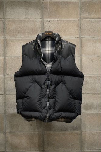 RMFC DOWN VEST W/EMB’D<img class='new_mark_img2' src='https://img.shop-pro.jp/img/new/icons14.gif' style='border:none;display:inline;margin:0px;padding:0px;width:auto;' />