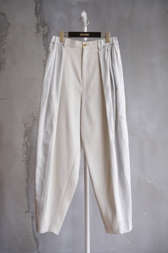 TWO TUCK TROUSERS<img class='new_mark_img2' src='https://img.shop-pro.jp/img/new/icons14.gif' style='border:none;display:inline;margin:0px;padding:0px;width:auto;' />