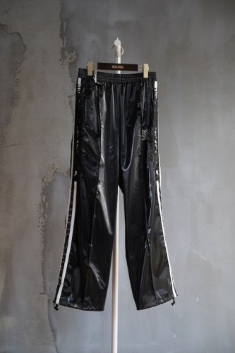 LAMINATE TRACK PANTS<img class='new_mark_img2' src='https://img.shop-pro.jp/img/new/icons14.gif' style='border:none;display:inline;margin:0px;padding:0px;width:auto;' />