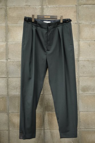 TWO TUCKS TAPERED TROUSERS<img class='new_mark_img2' src='https://img.shop-pro.jp/img/new/icons14.gif' style='border:none;display:inline;margin:0px;padding:0px;width:auto;' />