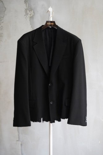 CUT-OFF OVERSIZED TAILORED JACKET<img class='new_mark_img2' src='https://img.shop-pro.jp/img/new/icons14.gif' style='border:none;display:inline;margin:0px;padding:0px;width:auto;' />