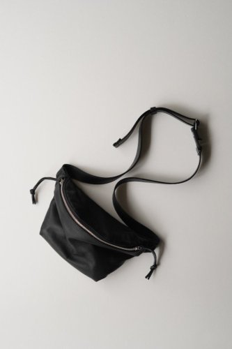 magic zip waist pouch<img class='new_mark_img2' src='https://img.shop-pro.jp/img/new/icons14.gif' style='border:none;display:inline;margin:0px;padding:0px;width:auto;' />
