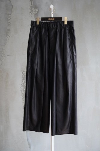 Glossy Coating Cloth Pleated Easy Pants<img class='new_mark_img2' src='https://img.shop-pro.jp/img/new/icons14.gif' style='border:none;display:inline;margin:0px;padding:0px;width:auto;' />